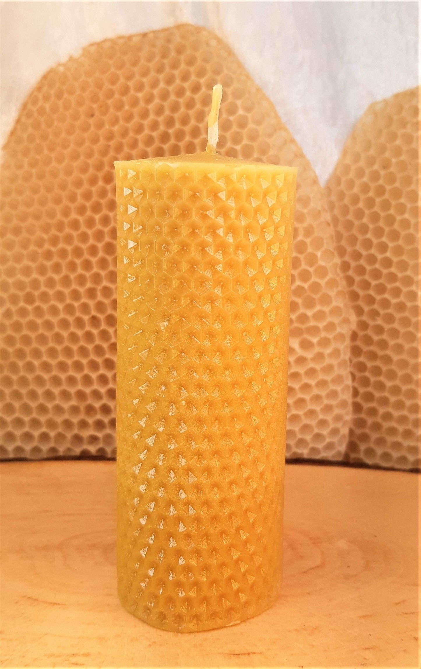 Bienenwachskerze mittelgroß Stumpen Bienenwabenmuster, 4,5 x10,5 cm - Berliner Spezialitäten