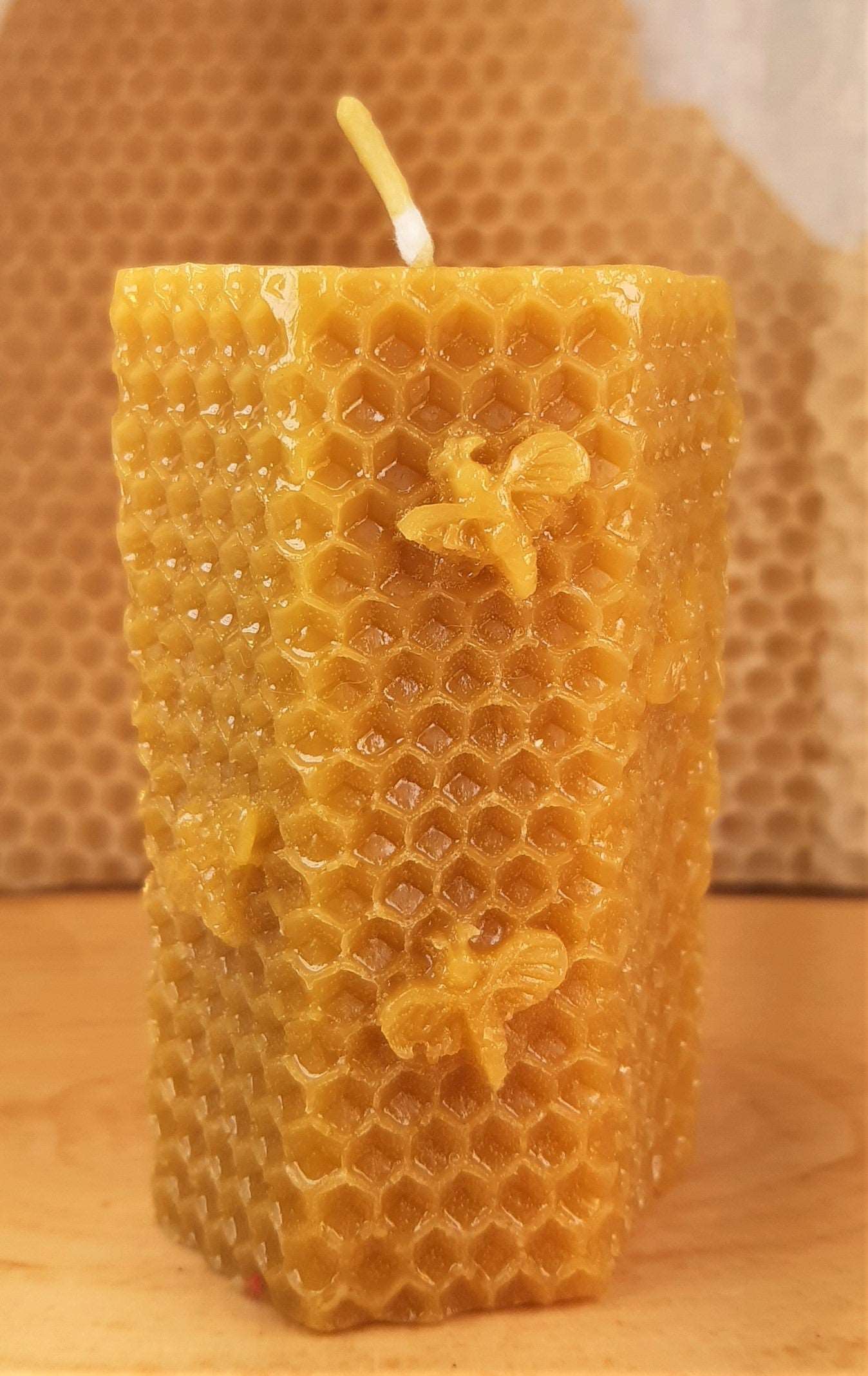 Bienenwachskerze Sechseckwabenstumpen mit Bienen - Berliner Spezialitäten