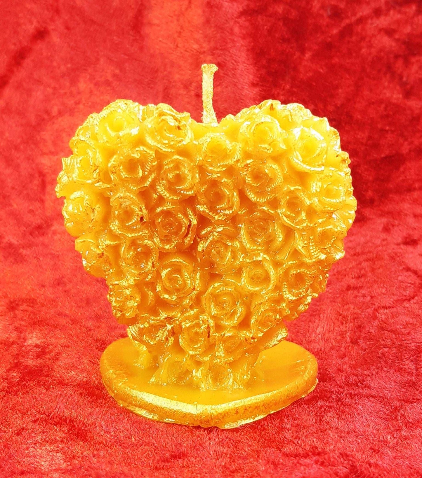 Bienenwachskerze Hochzeitspaar vor Rosen-Herz, Hochzeits-Deko - Berliner Spezialitäten
