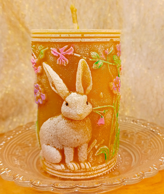 Osterhase auf Blumenwiese, Bienenwachskerze Stumpen für Ostern