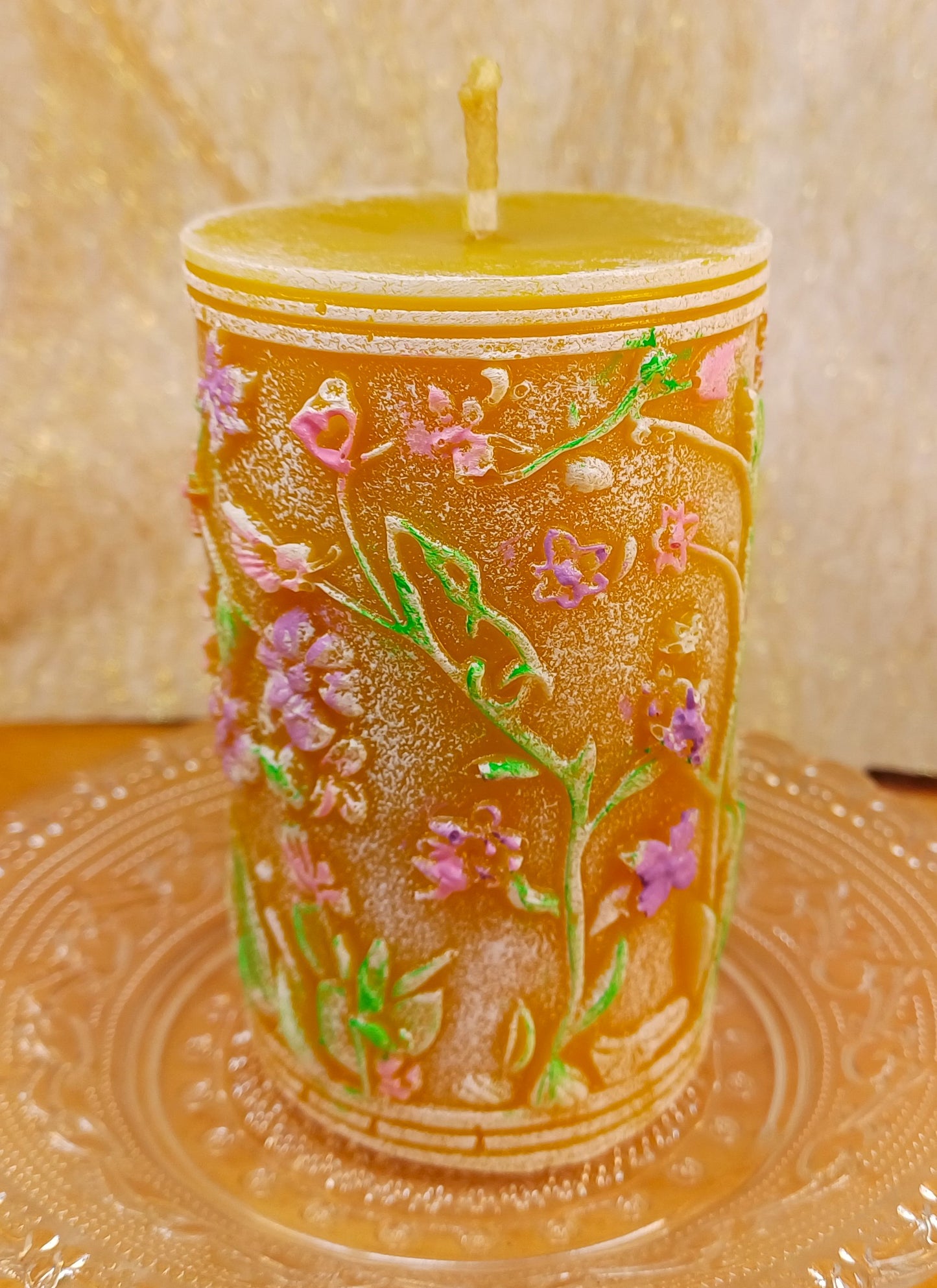 Osterhase auf Blumenwiese, Bienenwachskerze Stumpen für Ostern