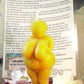 Kerze Venus von Willendorf, Bienenwachs 4,5x10cm - Berliner Spezialitäten