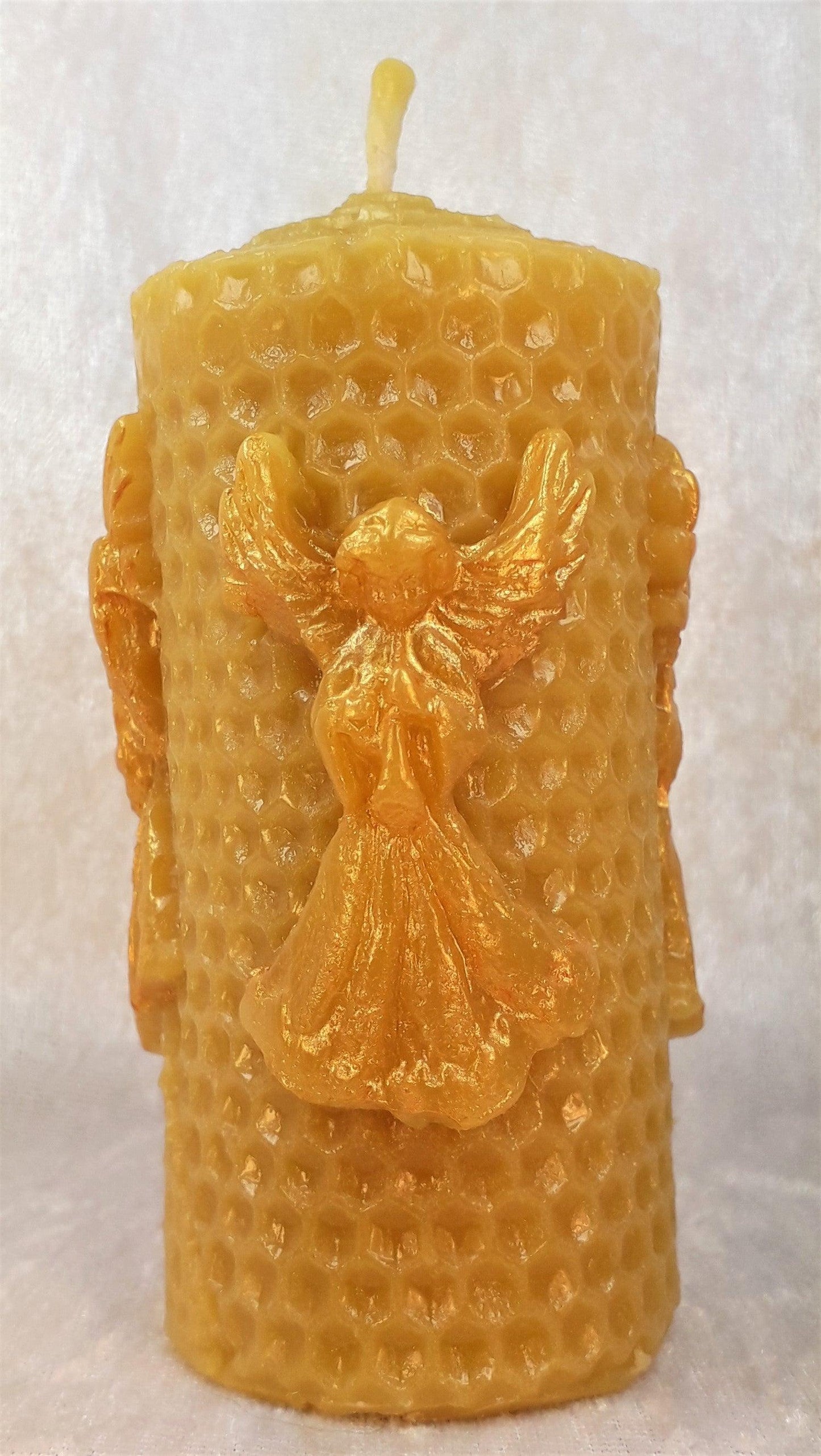 Bienenwachskerze Stumpen Wabenkerze mit Engel, 6 x 10 cm - Berliner Spezialitäten