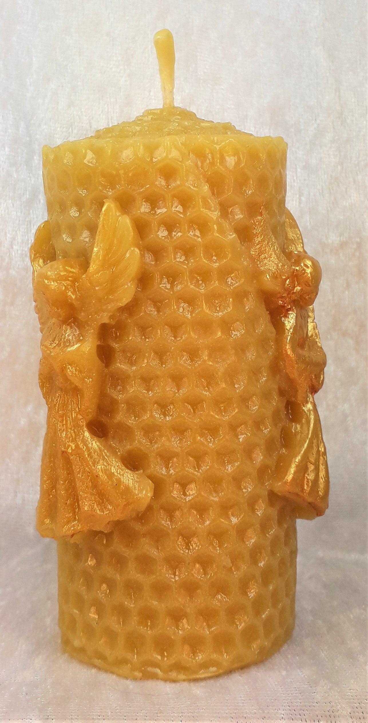 Bienenwachskerze Stumpen Wabenkerze mit Engel, 6 x 10 cm - Berliner Spezialitäten