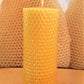 Bienenwachskerze mittelgroß Stumpen Bienenwabenmuster, 4,5 x10,5 cm - Berliner Spezialitäten