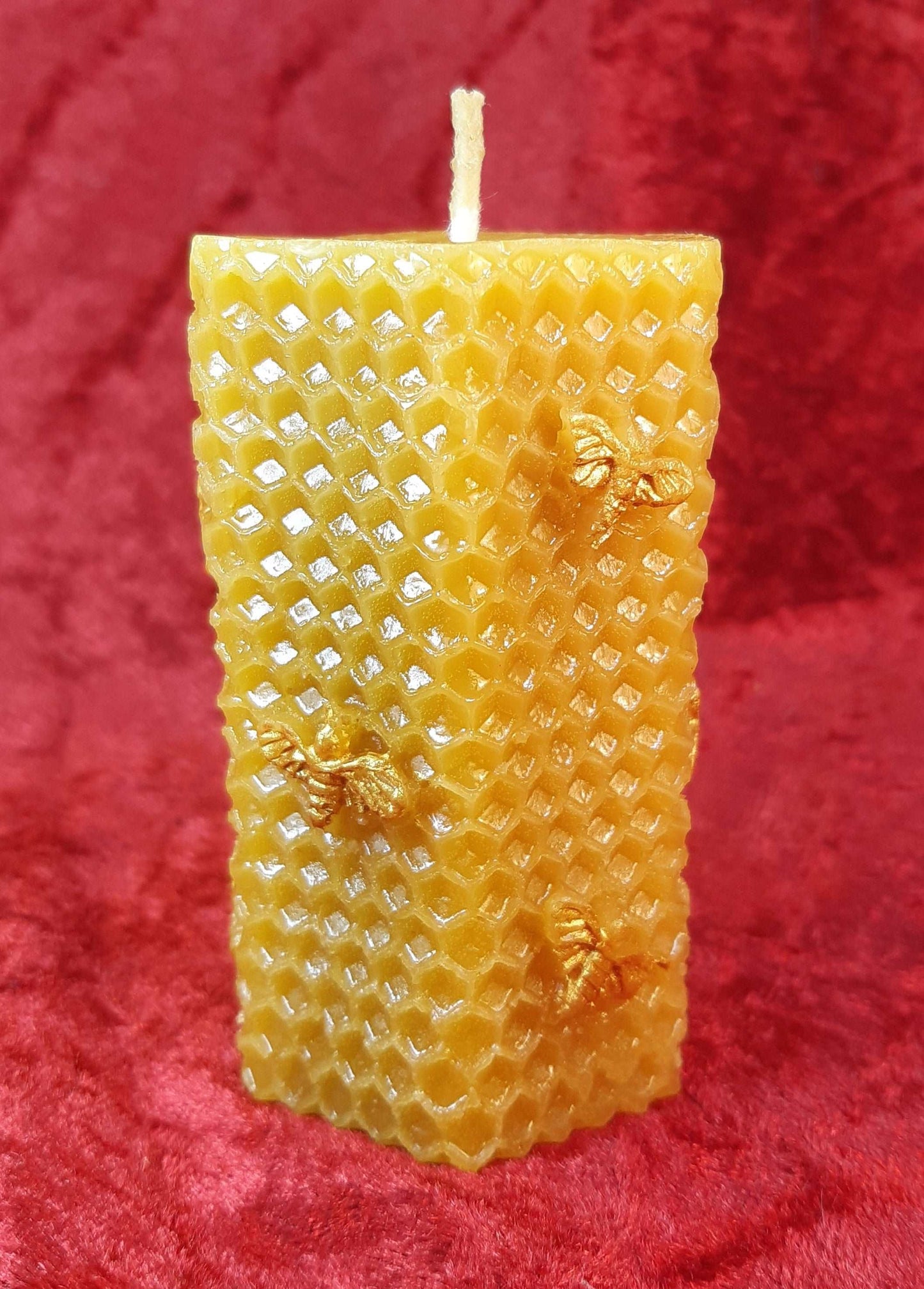 Bienenwachskerze Sechseckwabenstumpen mit Bienen - Berliner Spezialitäten